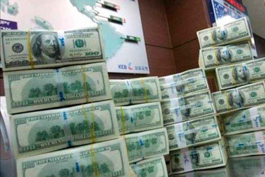 Dólar se dispara en el mercado negro y argentinos temen repunte de inflación