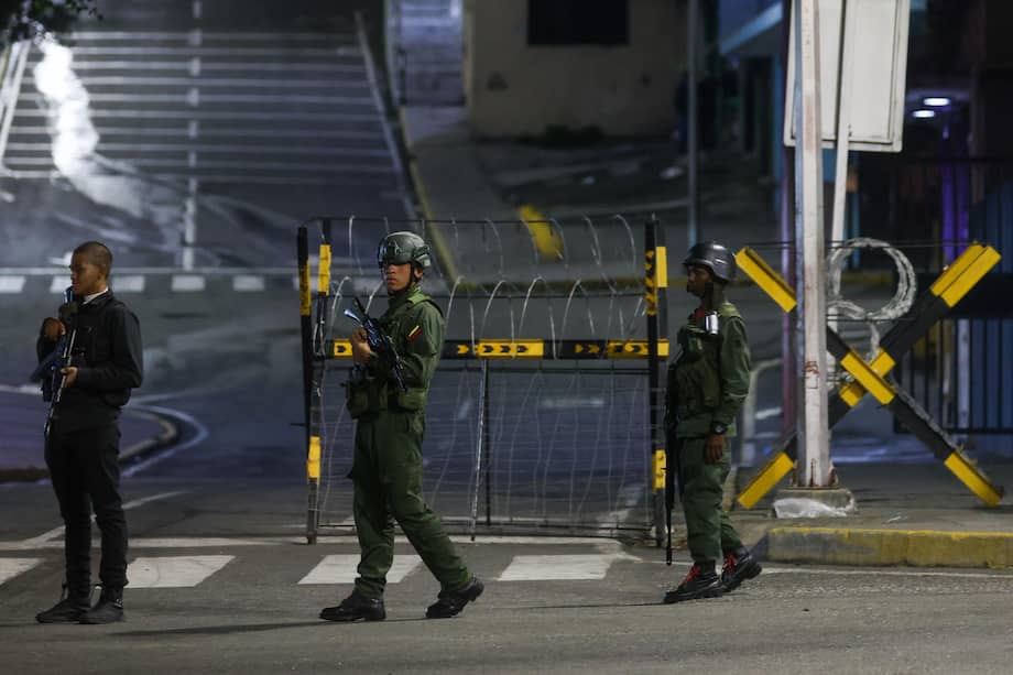 Militares custodian las inmediaciones del Palacio Presidencial de Miraflores tras varias detonaciones y explosiones en la madrugada de este sábado en Caracas.