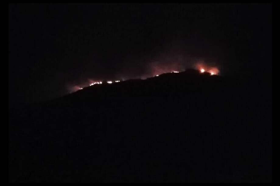 La emergencia solo está siendo atendida por bomberos del municipio. / Tomada de Twitter: @edelvallemora