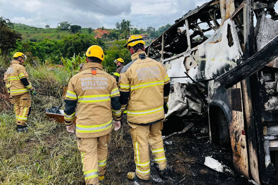 Bomberos recorren la zona donde ocurrió un accidente de bus cerca de la ciudad de Teófilo Otoni, en el estado brasileño de Minas Gerais.