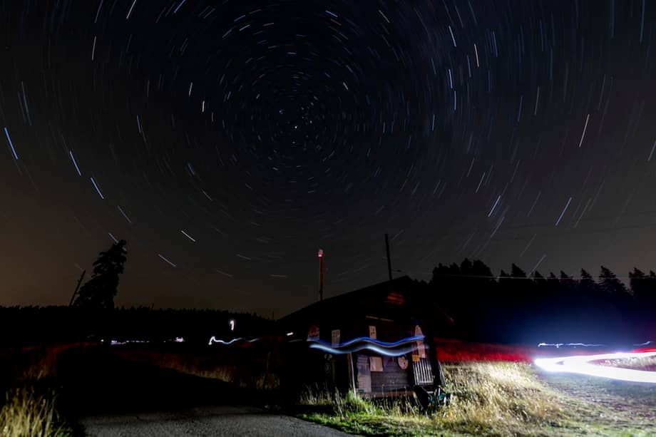 Las estrellas parecen girar alrededor de Polaris durante el pico de la lluvia de meteoros anual de las Perseidas en Suiza. EFE/EPA/SALVATORE DI NOLFI
