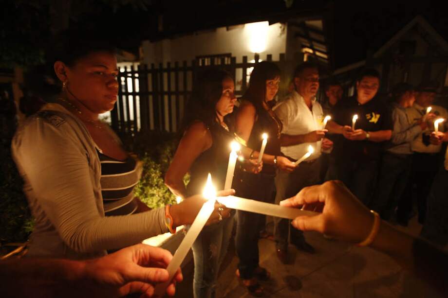 Una vigilia para honrar la memoria del creador de ‘Cien años de soledad’ en frente de su casa materna en Aracataca, Magdalena. / Reuters