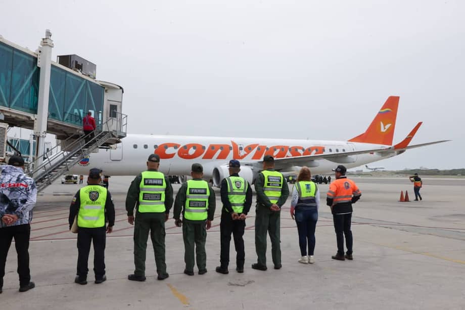 Fotografía de archivo, cedida por Prensa del Ministerio de Interior, Justicia y Paz donde se observa un avión con migrantes venezolanos abordo deportados de Estados Unidos este martes, en el Aeropuerto Internacional Simón Bolívar, en La Guaira (Venezuela).
