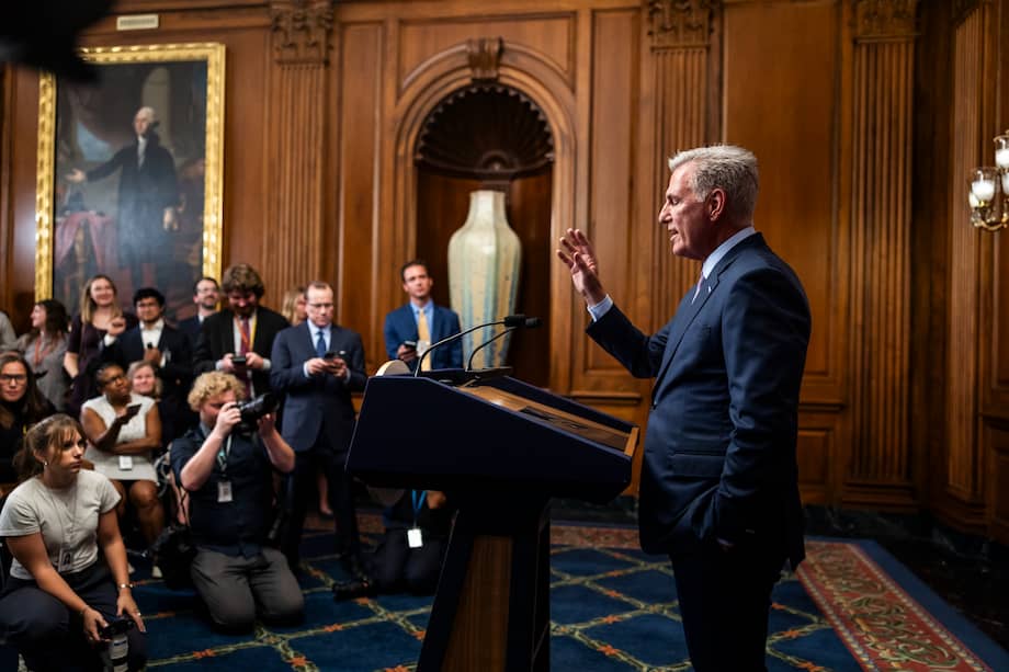 El republicano Kevin McCarthy habla con los medios después de que una mayoría de la Cámara de Representantes haya votado a favor de su destitución como presidente.