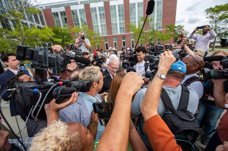 La abogada defensora de Lindsay Clancy, Kevin Reddington, habla con los periodistas al salir del tribunal durante el juicio de Clancy, en Plymouth, Massachusetts, el 27 de agosto de 2026.