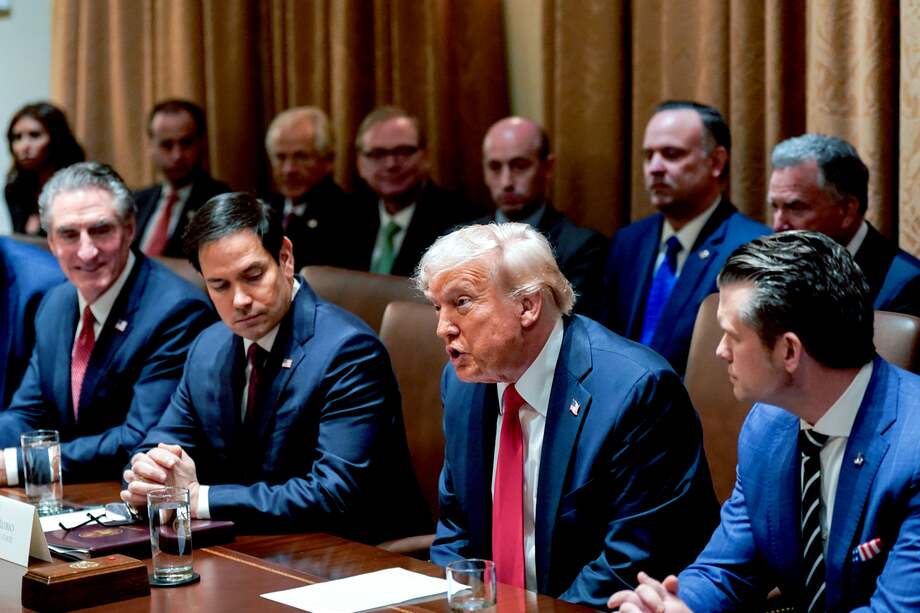 El secretario del Interior de Estados Unidos, Doug Burgum, el secretario de Estado de Estados Unidos, Marco Rubio, el presidente de Estados Unidos, Donald Trump, y el secretario de Defensa de Estados Unidos, Pete Hegseth, asisten a una reunión del gabinete en la Casa Blanca.