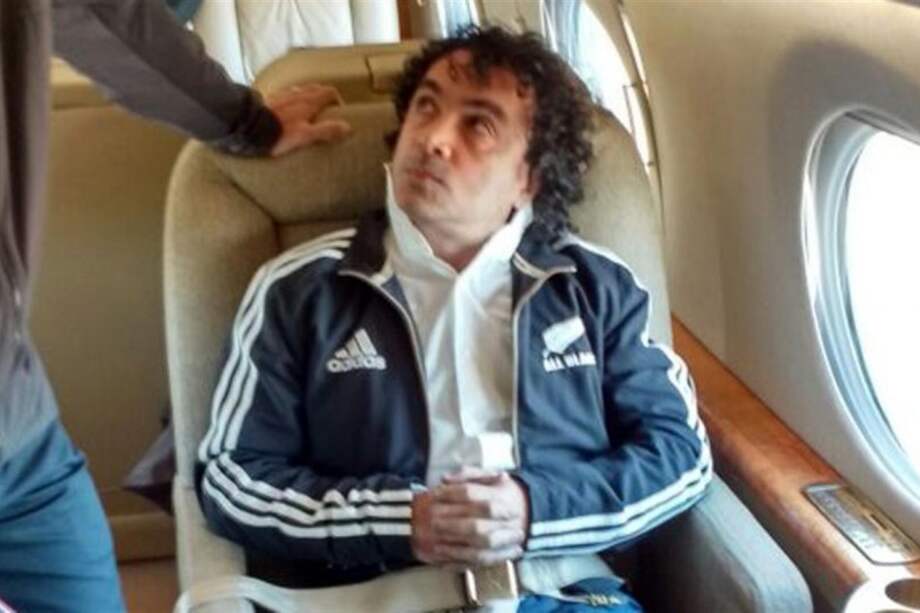 Henry de Jesús López Londoño, alias "Mi Sangre" en el avión que lo llevó extraditado a Estados Unidos en 2016. / Ministerio de Seguridad de Argentina