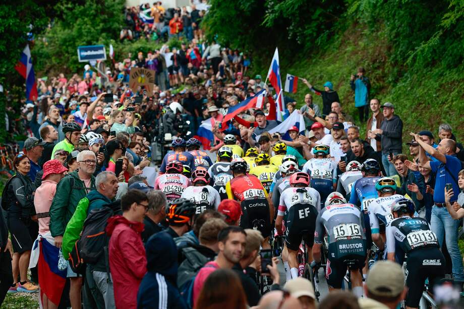 El pelotón del Giro de Italia en la etapa 14 de la "Corsa de Rosa".