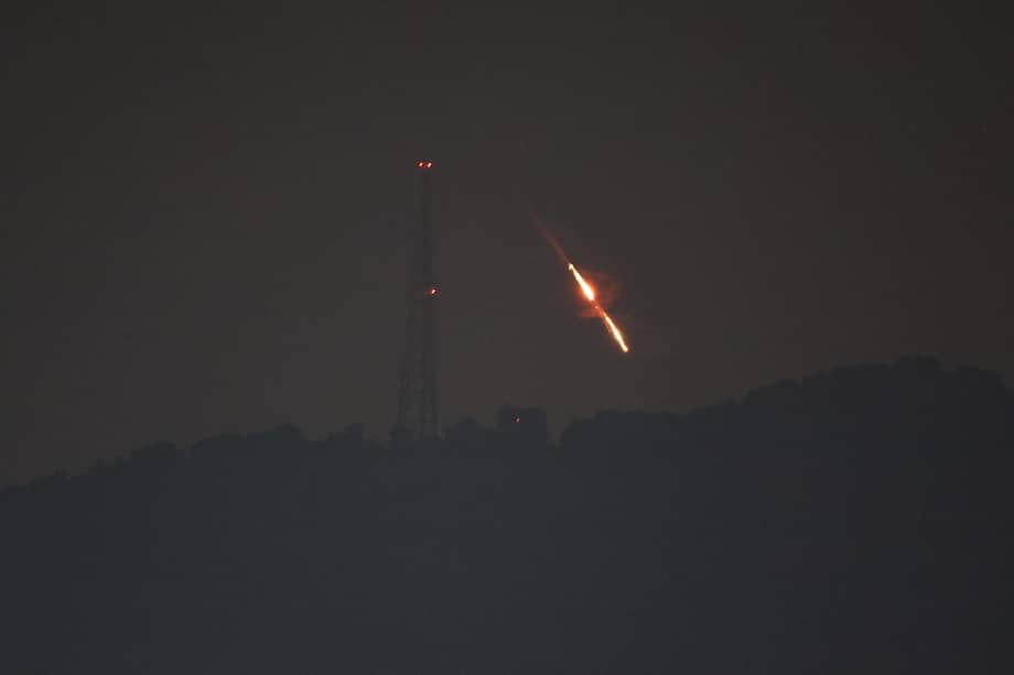 Una vista muestra drones o misiles iraníes disparados contra objetivos no revelados en el norte de Israel.