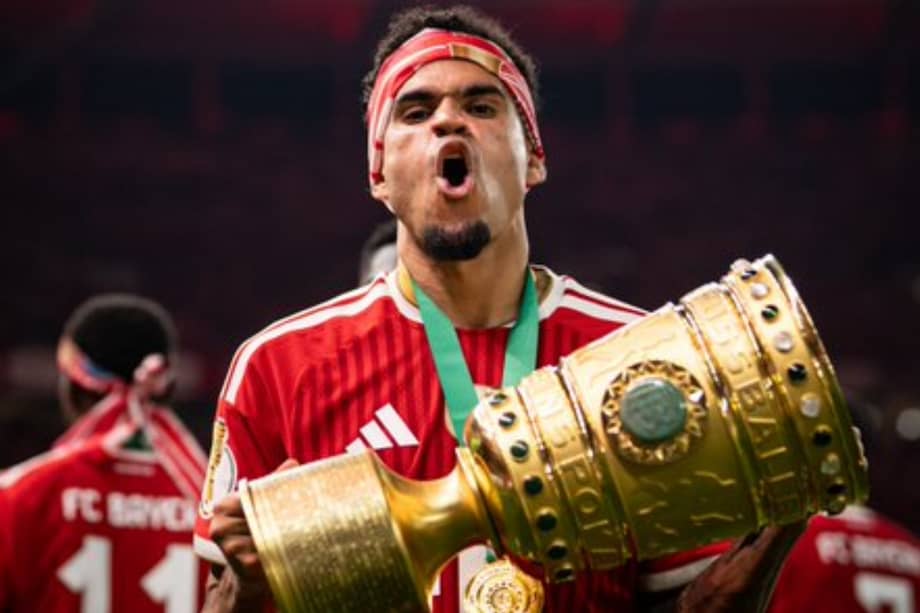 Luis Díaz, con la Copa de Alemania.