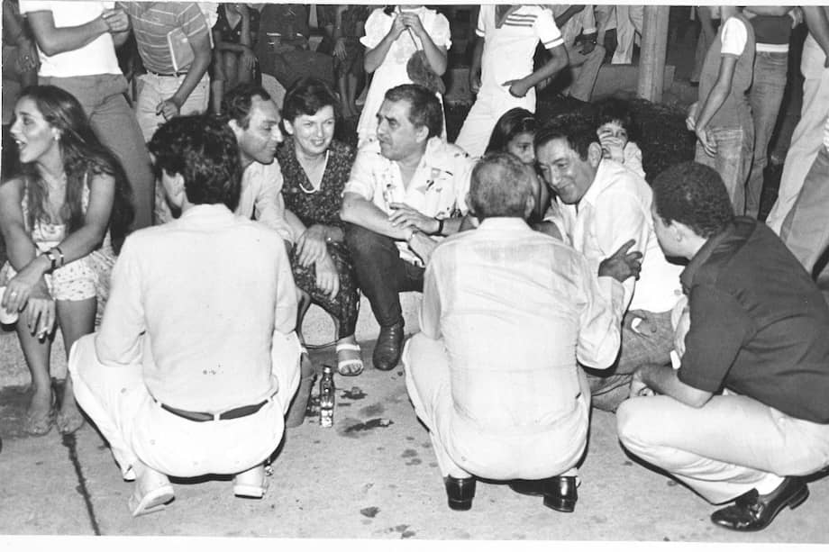 Gabriel García Márquez sentado en un andén, departiendo con sus amigos, entre otros Rafael Calixto Escalona Martínez , en Valledupar. Junio 10/83.