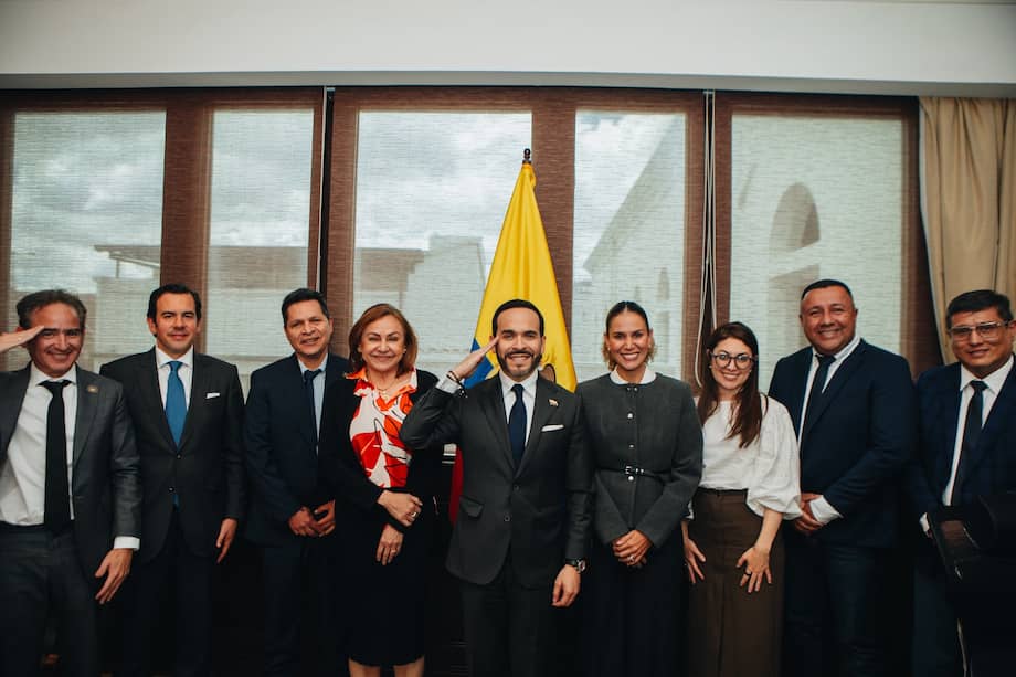 Abelardo de la Espriella junto a miembros de la Unión Sindical Obrera (USO).