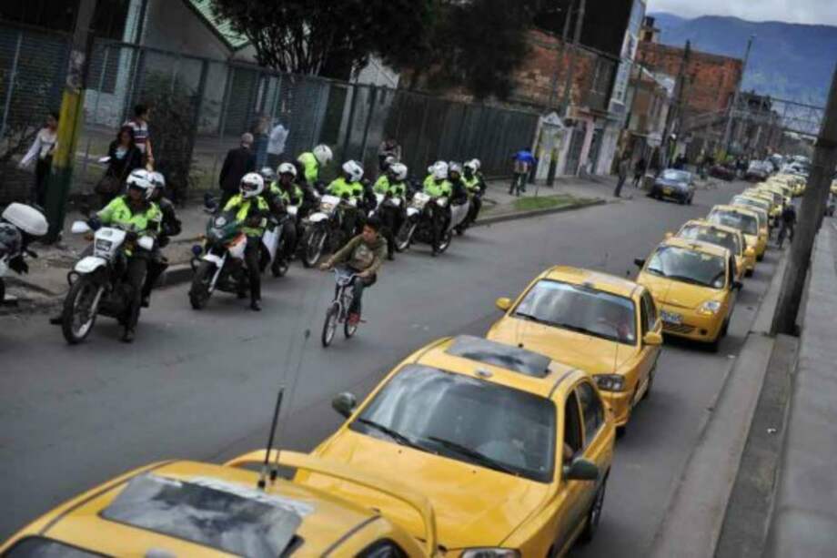 Taxistas de Bogotá cesarán actividades este martes como protesta contra Uber