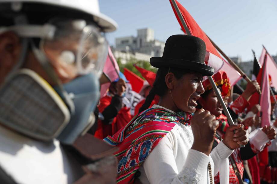 Decenas de personas participan en una nueva marcha antigubernamental, en Lima (Perú) este 24 de enero.