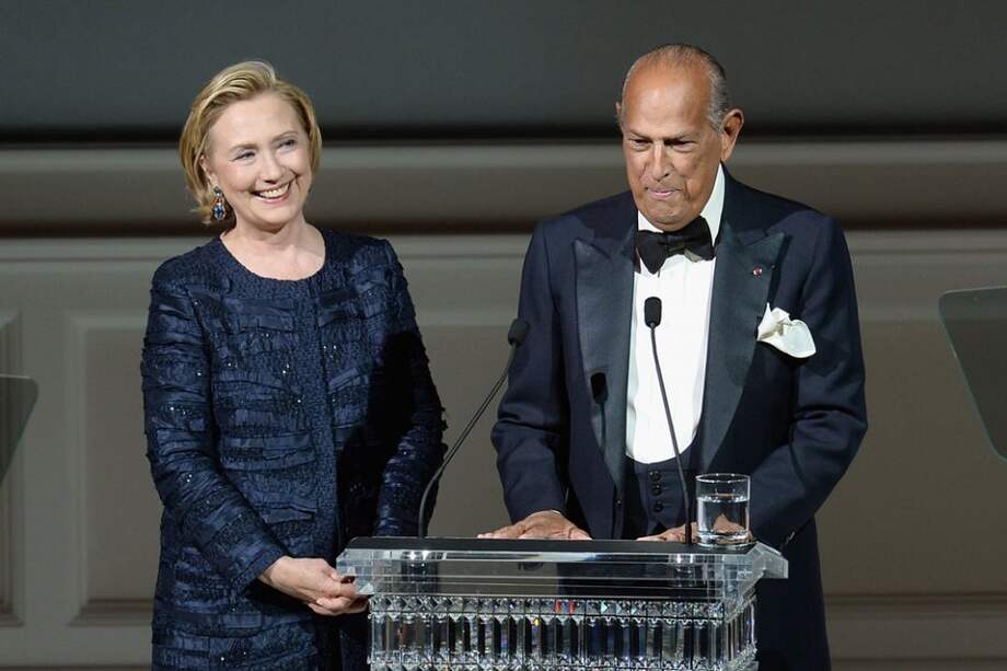 Hillary Clinton y Óscar de la Renta en los Premios CFDA de la moda 2013. / AFP