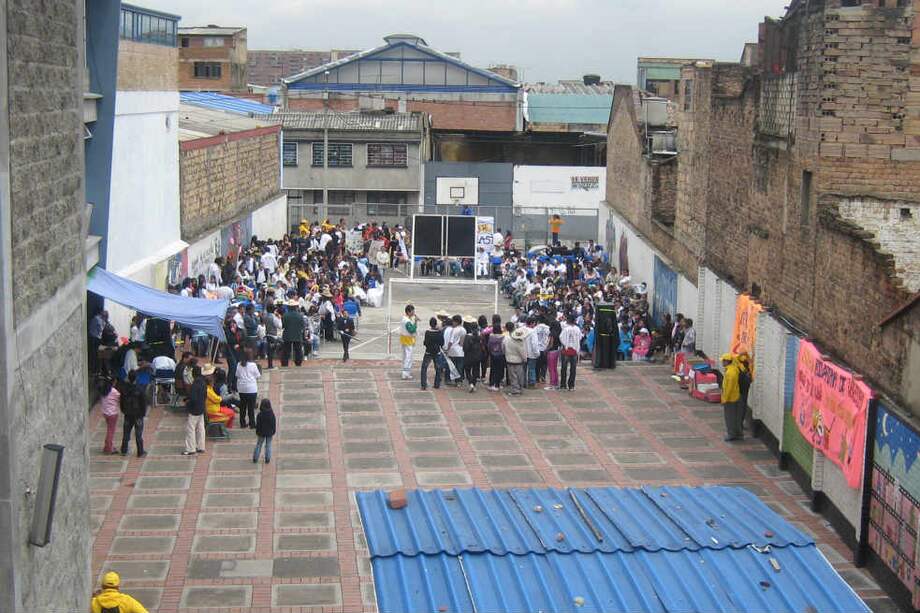 Imagen del patio central del Colegio República Bolivariana de Venezuela.