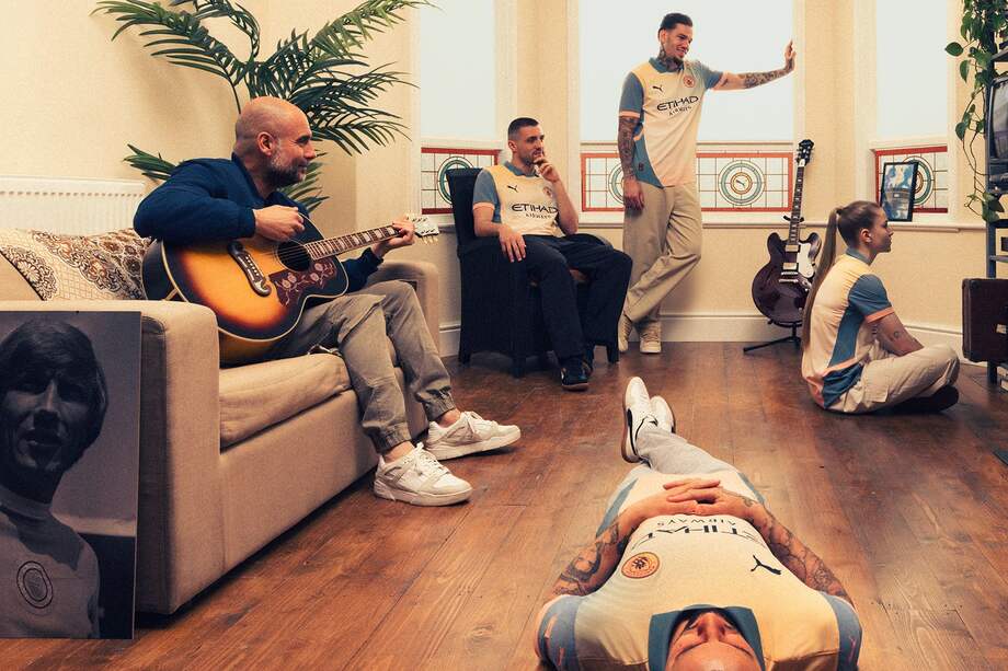 Pep Guardiola y los jugadores del campeón de Inglaterra recrearon la portada de "Definitely Maybe" de Oasis.