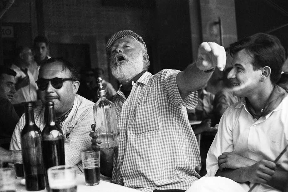 Ernest Hemingway en un bar de Cuba. El licor, las tertulias, la exuberancia, las historias, la gente y la música que lo hicieron ser quien fue. / Cortesía