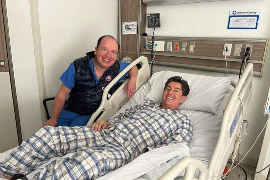 En la foto se puede ver a Tito Puccetti, recostado en un camilla, presuntamente, luego de su cirugía. La persona que lo acompaña es Roberto Díaz, neurocirujano.