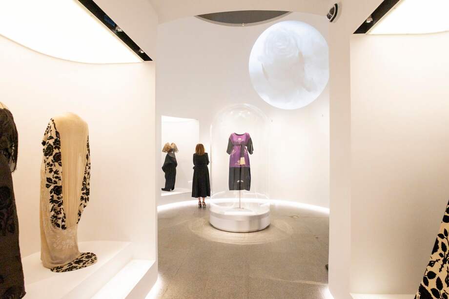 New York (United States), 06/05/2024.- A person looking a designs on display as part of the latest exhibition by the Costume Institute, titled 'Sleeping Beauties: Reawakening Fashion,' during the press preview at the Metropolitan Museum of Art in New York, New York, USA, 06 May 2024. The exhibition is open from 10 May to 02 September 2024. (Moda, Nueva York) EFE/EPA/JUSTIN LANE