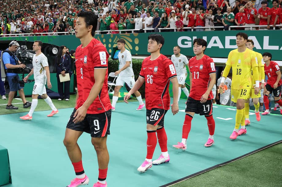 República Checa (blanco) y Corea del Sur (rojo) salen al campo de juego del estadio Akron de Guadalajara, Jalisco, en México.