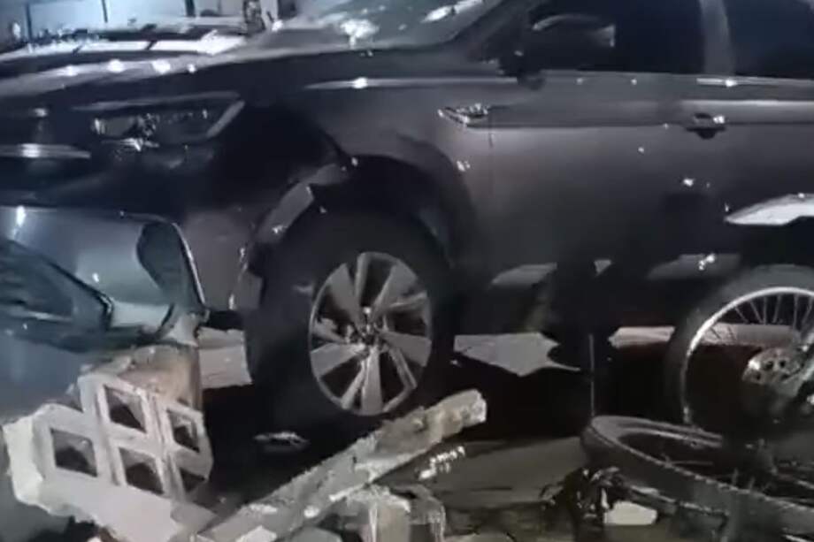 La mujer que conducía perdió el control y chocó contra un puesto de comidas rápidas.