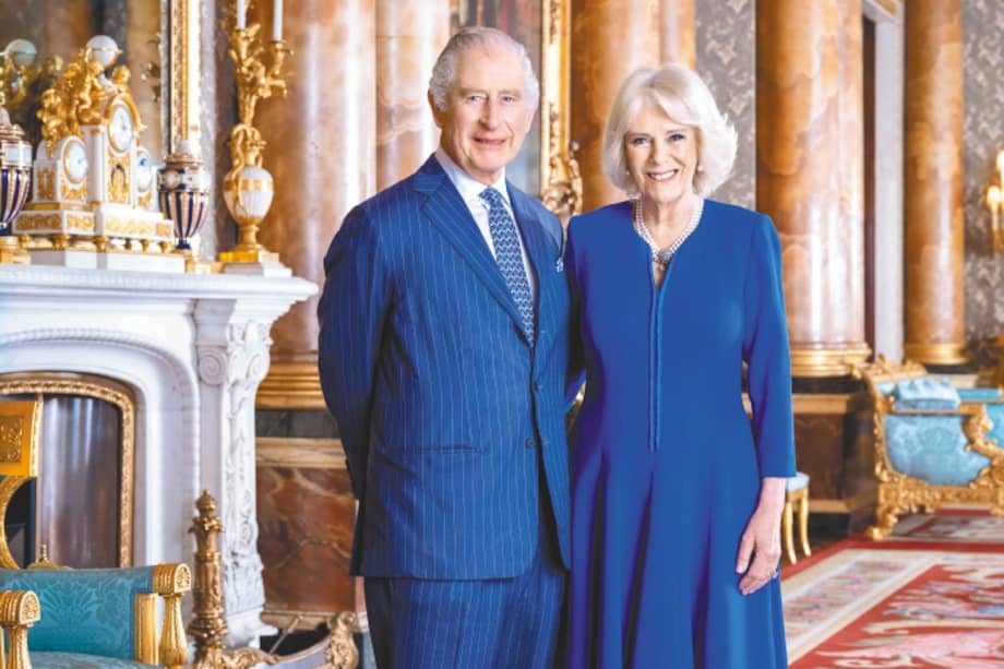 El rey Carlos III de Gran Bretaña y Camilla, reina consorte de Gran Bretaña, posan en el Salón Azul del Palacio de Buckingham, en Londres. El retrato se ha publicado para marcar su coronación el 6 de mayo de 2023.