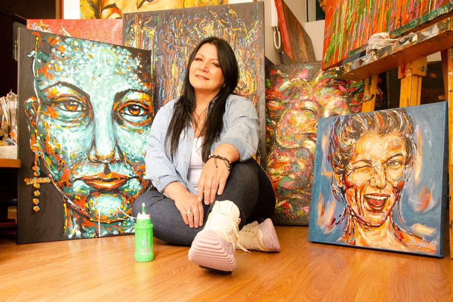 Diana Francia usa la técnica de Dripping, que consiste en el goteo de la pintura sobre el lienzo.