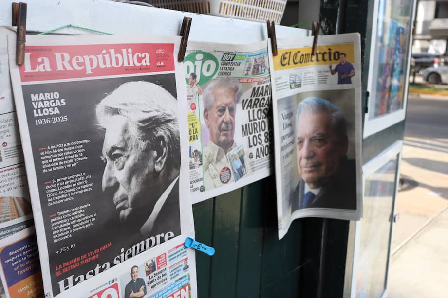 Fotografía de varias portadas de diarios haciendo referencia a la muerte del escritor peruano Mario Vargas Llosa (1936-2025).