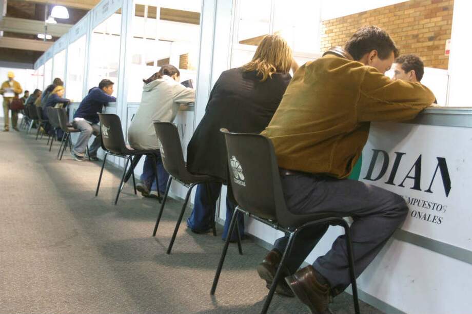 En Colombia, de 1,1 millones de personas que declaran renta, sólo 640.000 pagan este tributo. / Archivo