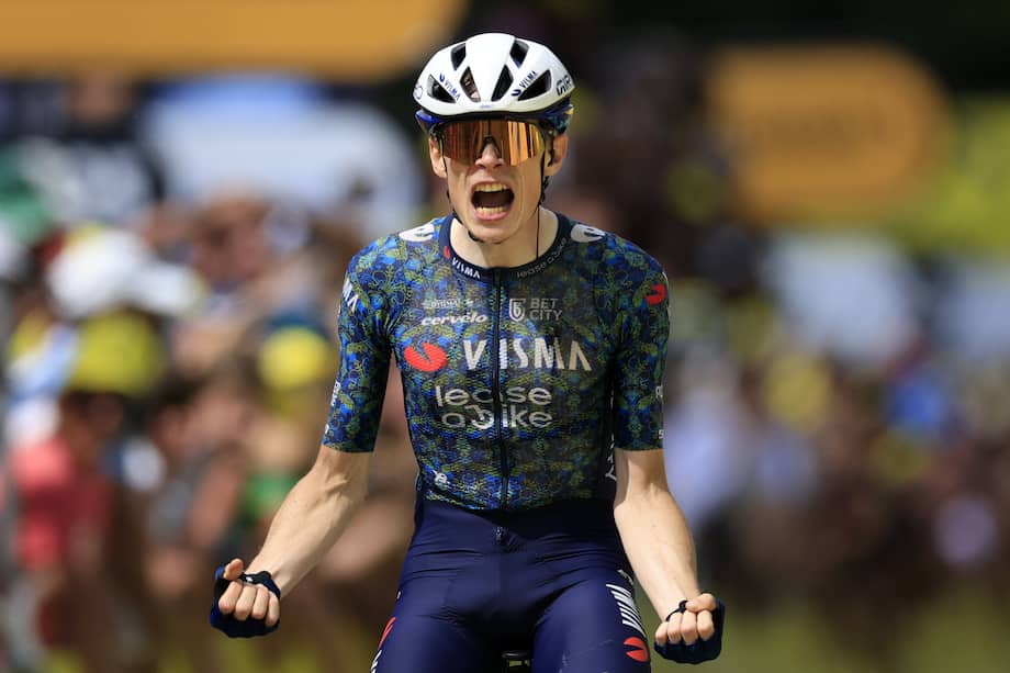 El ciclista danés Jonas Vingegaard del equipo Visma Lease a Bike celebra al cruzar la línea de meta su victoria en la undécima etapa del Tour de Francia 2024.