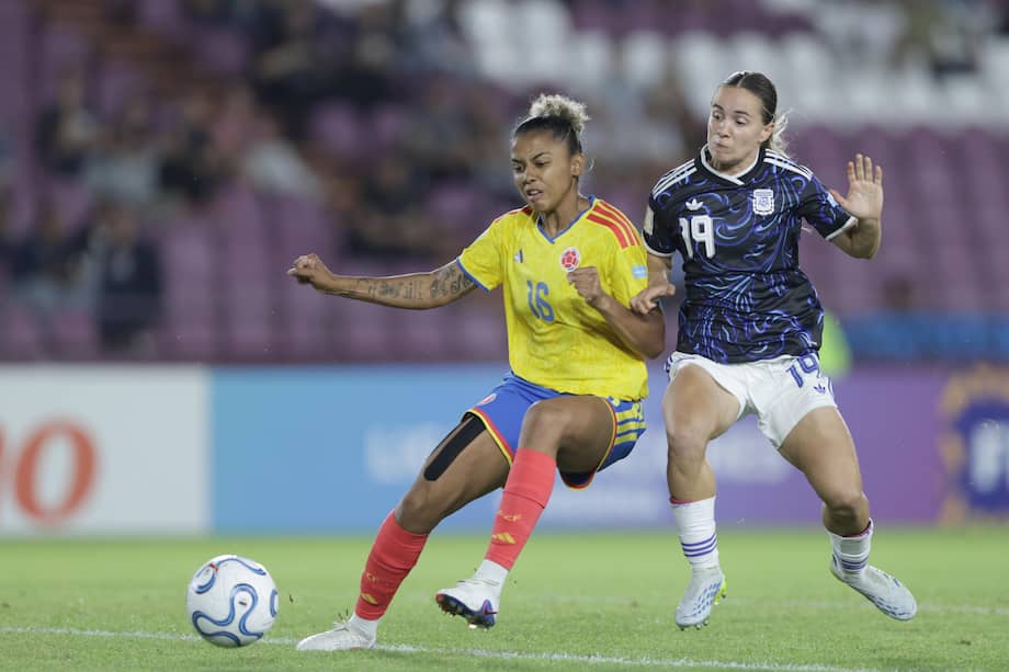 Agostina Holzheier (d) de Argentina y Jorelyn Carabalí (i) de Colombia este sábado 18 de abril de 2026, durante un partido de la Liga de Naciones Femenina en el estadio Ciudad de Lanús en Argentina.