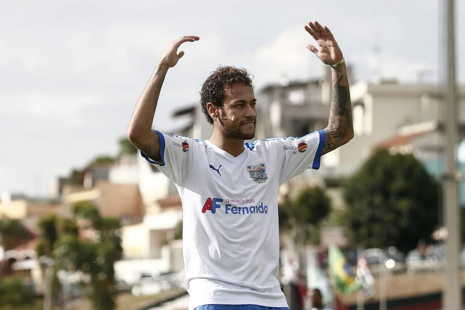 Neymar, durante el partido benéfico que jugó cerca de Sao Paulo. / EFE