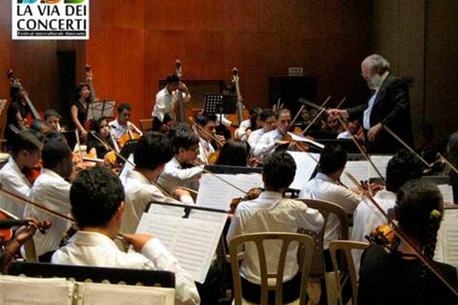 Orquesta Sinfónica Juvenil del Valle del Cauca junto con Julián Lombana, gestor de la gira y director invitado de la orquesta.