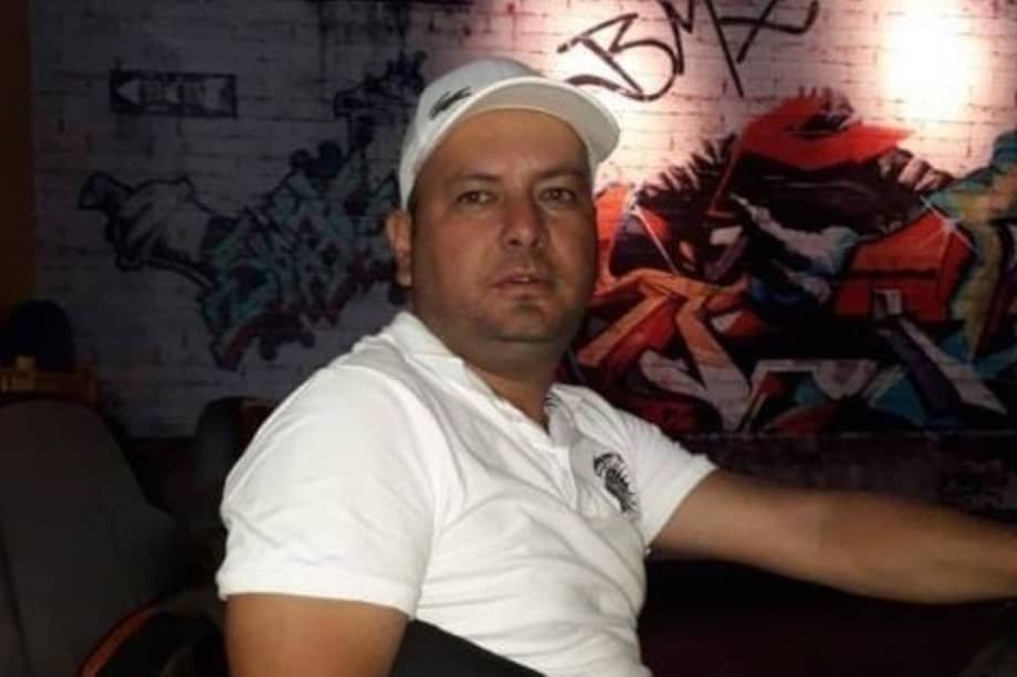 Juan Carlos Cassanova Ochoa, de 46 años, se encontraba en su local comercial en el barrio Girardot cuando fue abordado por hombres armados.