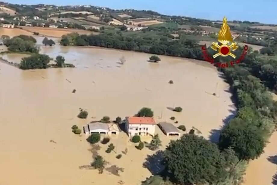 Esta es una vista aérea de las secuelas que dejó una inundación en Senigallia, provincia de Ancona, en Italia central.
