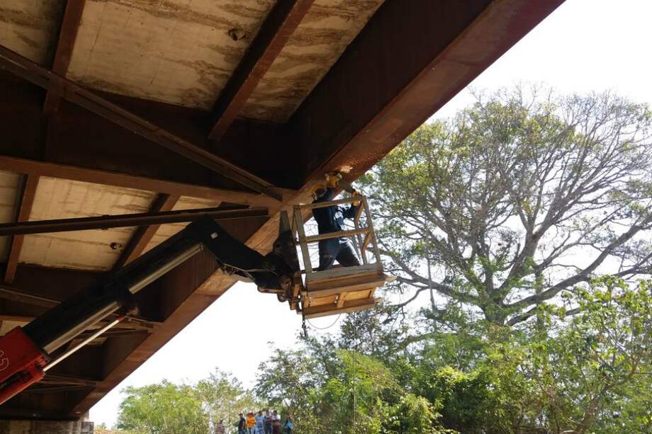 Labores de adecuación del antiguo puente de Simaña para permitir la circulación de tráfico pesado luego del atentado del ELN. / Cortesía - Mintransporte