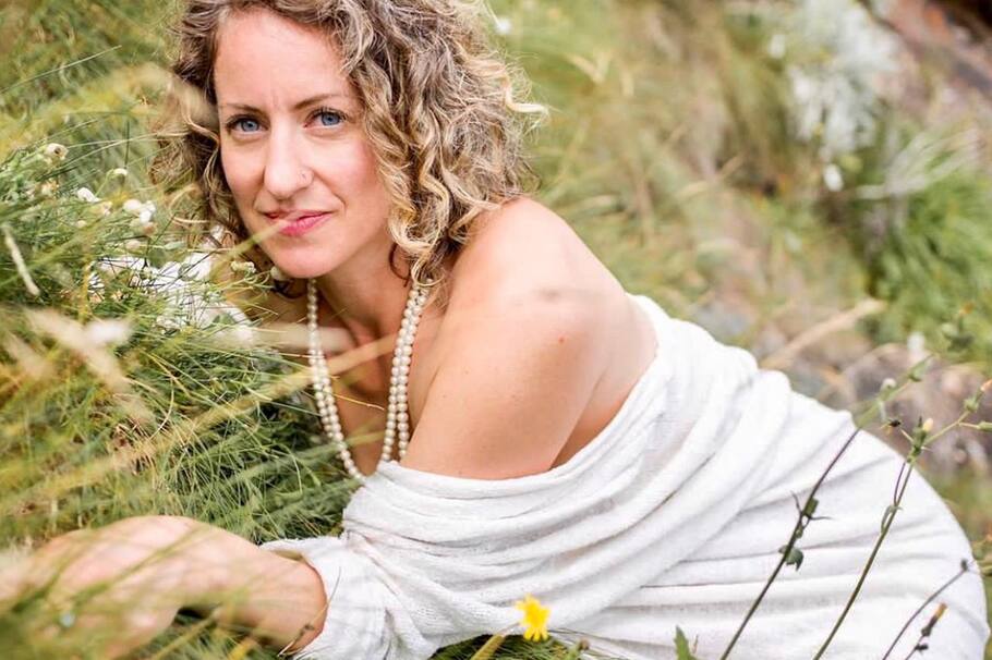 Mujer asegura tener una relación erótica con un árbol