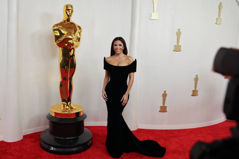 El glamour en los Oscar estuvo muy presente, con tendencias que, según los conocedores de moda, llegaron para quedarse. EFE/ Armando Arorizo