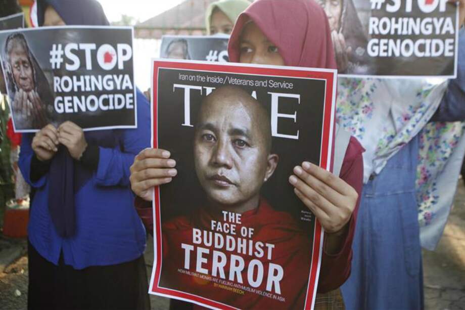 Varios manifestantes sostienen pancartas a con la imagen del monje budista Wirathu en una manifestación en apoyo a los rohinyá en frente de la fuera de la embajada de Myanmar en Yakarta, Indonesia. / Agencia Anadolu