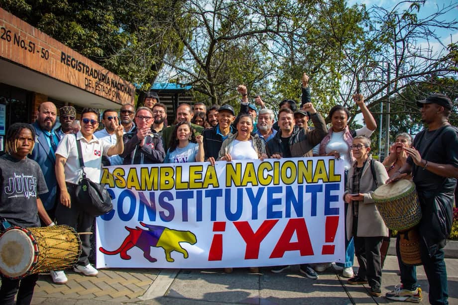 Un grupo de nueve personas radicó el comité que recolectará las firmas para una Asamblea Constituyente.
