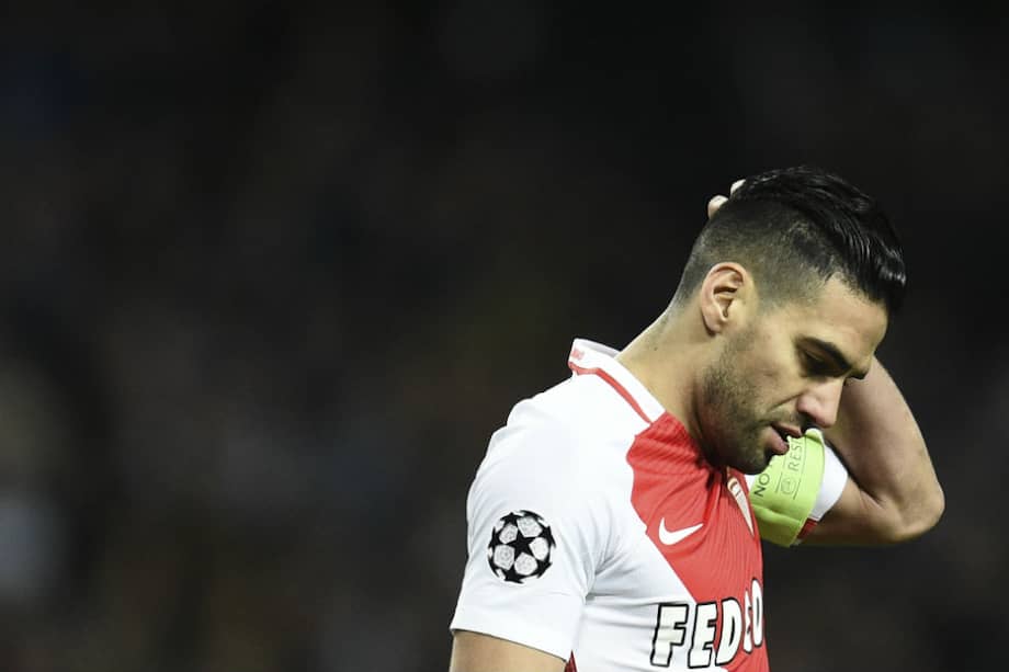 Falcao lamenta la derrota de su equipo en el Ethiad Stadium. / AFP