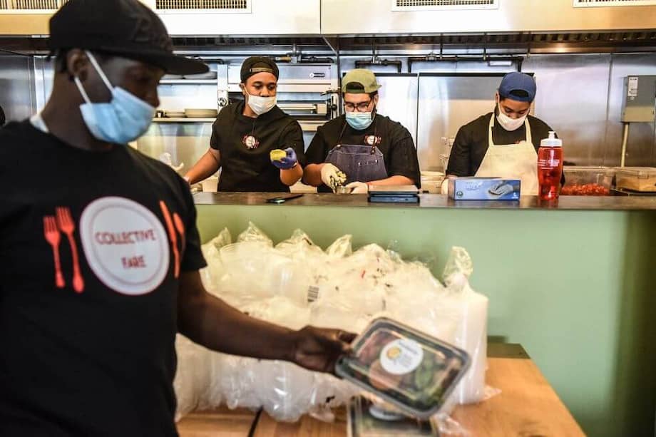 Los afroamericanos tienen mayor probabilidad de perder empleos debido a que sus labores se concentran en los sectores más afectados por la economía, como hoteles, restaurantes, bares y servicios de alimentación. / AFP