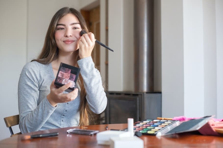 ¿Sigues manchando la ropa con maquillaje? Acá te dejamos un consejo para que no te pase más y tus prendas blancas estén a salvo. ¡Ponlo a prueba!