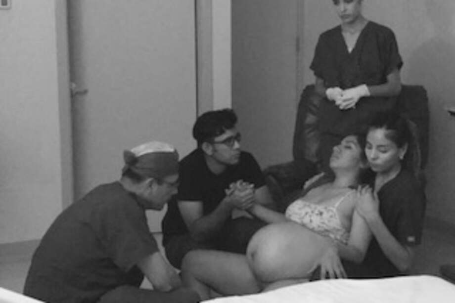 las cesáreas en Colombia excedieron el porcentaje de partos por cesárea previsto por la OMS, pues los profesionales de la salud de todo el mundo han considerado que la tasa ideal de cesárea debe oscilar entre el 10% y el 15% y Colombia sobrepasa este número con una cifra del 61,10% de los partos en un año.