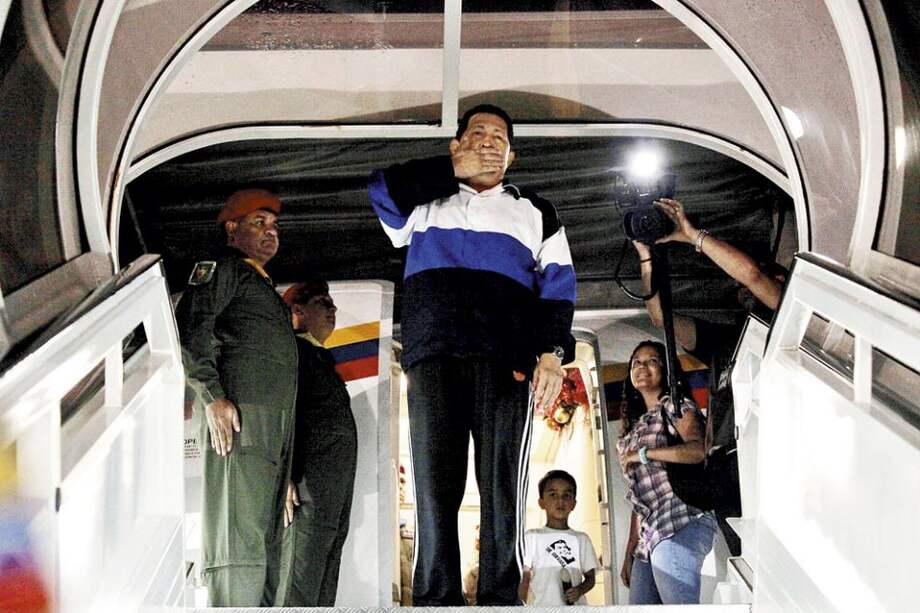 El presidente Hugo Chávez al abordar el avión que lo llevó el lunes en la madrugada a La Habana. / AFP