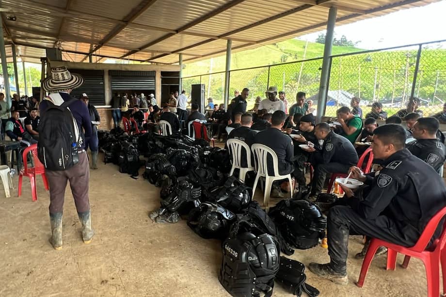 En la noche del siete de marzo se frenó la liberación de los uniformados, por cuenta de un asesinato en el corregimiento de El Plateado. Fueron liberados en la tarde del sábado ocho de marzo.