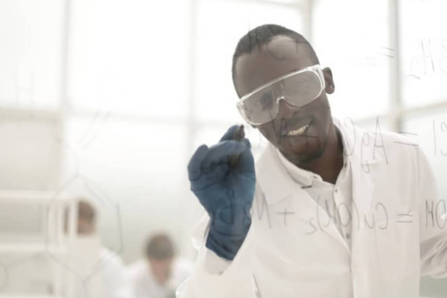 Los niños y niñas relacionan la brillantez con hombres blancos más que con mujeres blancas, pero no muestran la misma asociación al comparar hombres negros con mujeres negras. / Adobestock