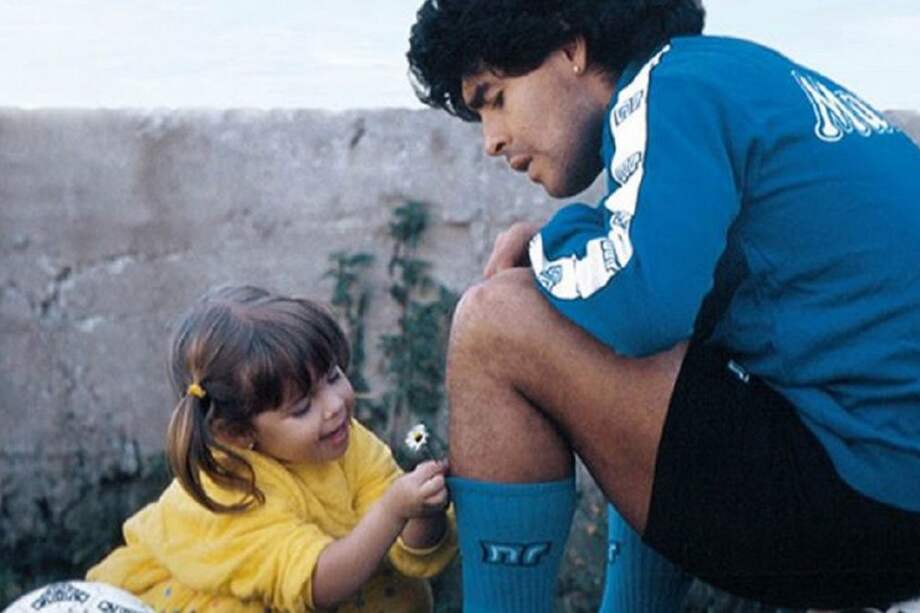 En 3 episodios de 45 minutos, Dalma resignificará sus recuerdos y su vínculo, para humanizar a ese Dios mostrando su lado más terrenal.