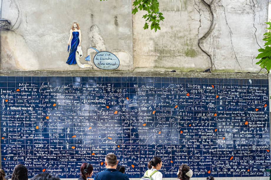 Le mur des je t’aime fue creado por Frédéric Baron y la calígrafa Claire Kito e inaugurado en el año 2000.